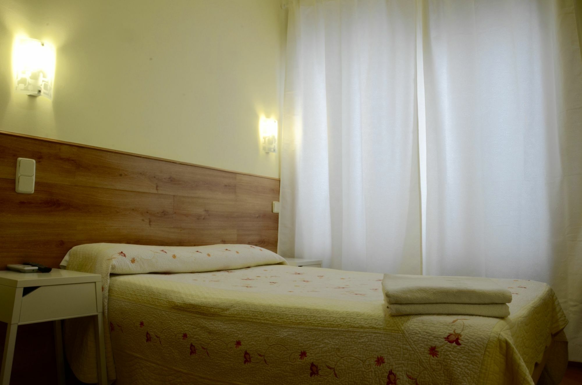 Hostal Nersan2 Мадрид Экстерьер фото