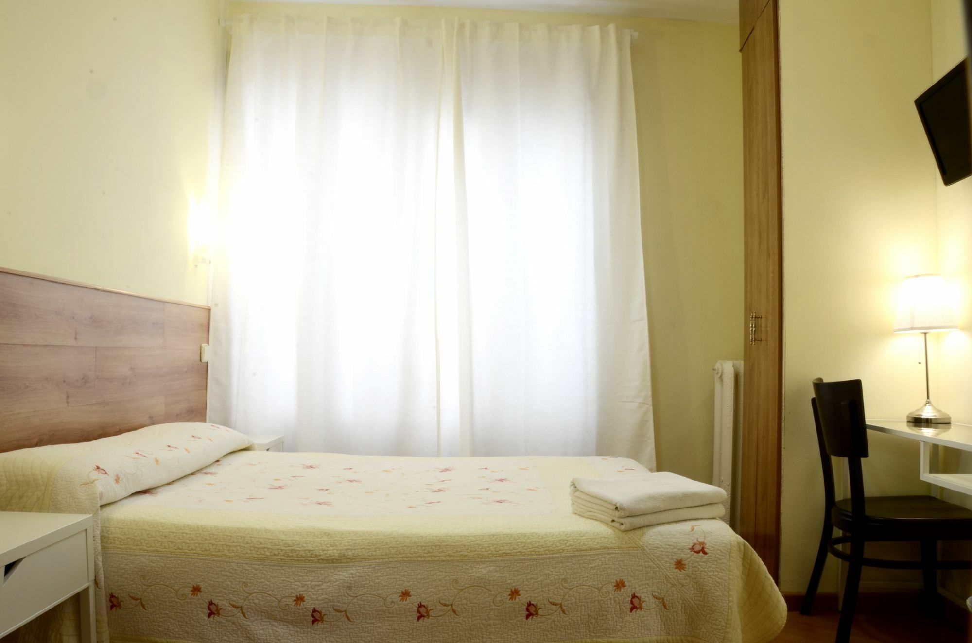 Hostal Nersan2 Мадрид Экстерьер фото